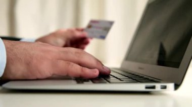 adam shoping online kredi kartı ve dizüstü bilgisayar ile