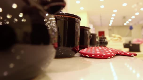 Femme, faire du shopping dans le magasin d’ustensiles de cuisine — Video