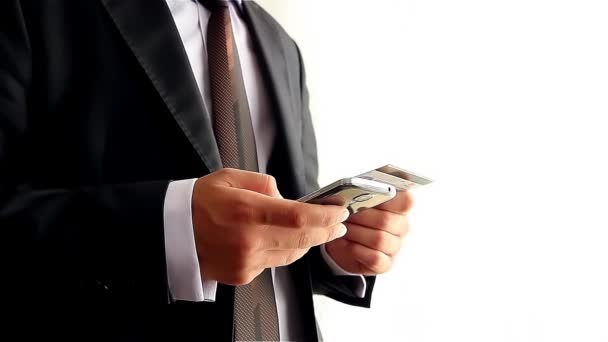 Επιχειρηματίας κάνοντας online πληρωμή με πιστωτική κάρτα και smartphone — Αρχείο Βίντεο