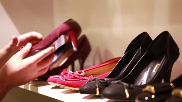 Damen Bekleidung Shop Schuhe Abschnitt — Stockvideo