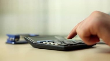 Genç parmak ile hesap makinesi kullanma