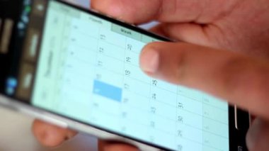 Genç smartphone ile kontrol takvim adamım, çekimi kapat