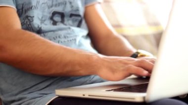 Genç erkek serbest meslek sahibi dizüstü, Erkek eller bilgisayarda yazarak close-up üzerinden evden çalışma