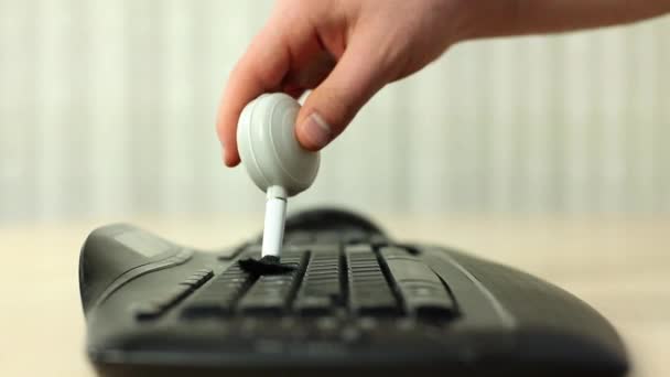 Dedos limpieza cuidado del teclado del ordenador portátil — Vídeo de stock