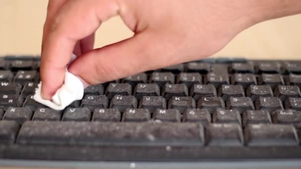 Finger, Reinigung, kümmert sich der Laptop-Tastatur — Stockvideo