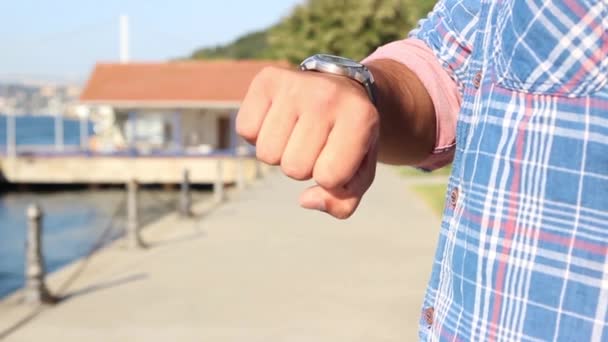Jeune homme en attente et en vérifiant l’heure sur sa montre, bouchent shoot — Video