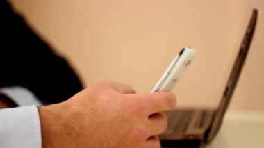 Smartphone ve laptop kullanma office, işadamı yakın çekimi