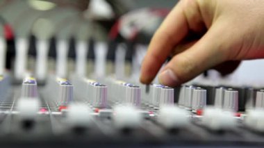 Bir audiomixer Studio, üzerinde çalıştığı dj yakın çekim