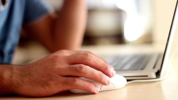 Close up disparo de mans manos trabajando un teclado del ordenador portátil y ratón — Vídeos de Stock