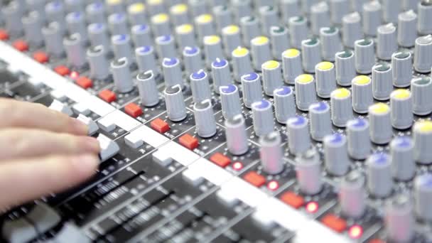 DJ trabajando en audiomixer en estudio, de cerca — Vídeo de stock