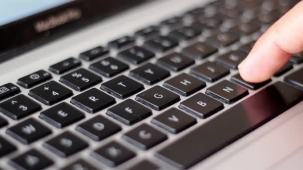 Manos escribiendo en el teclado del portátil — Vídeos de Stock