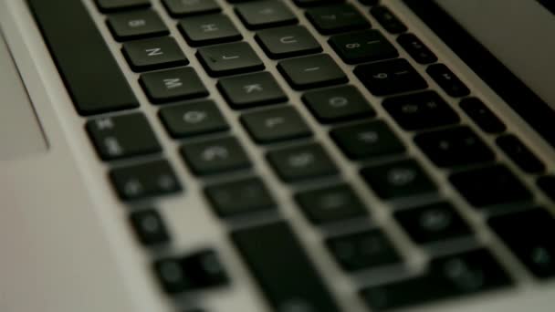Manos escribiendo en el teclado del portátil — Vídeo de stock