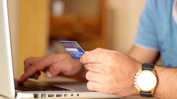 Nahaufnahme des Menschen Einkaufen Online über Laptop mit Kreditkarte — Stockvideo