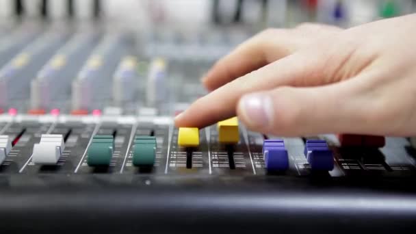 Bir audiomixer Studio, üzerinde çalıştığı dj yakın çekim — Stok video