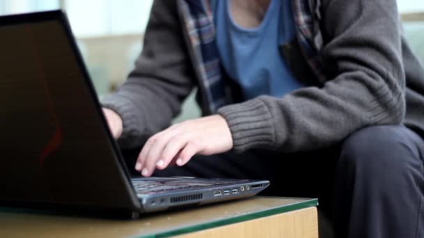 Nära upp skott av mans händer arbetar laptop tangentbord och mus — Stockvideo