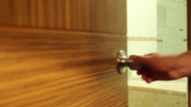 Genç adam açılan otel banyo kapısını