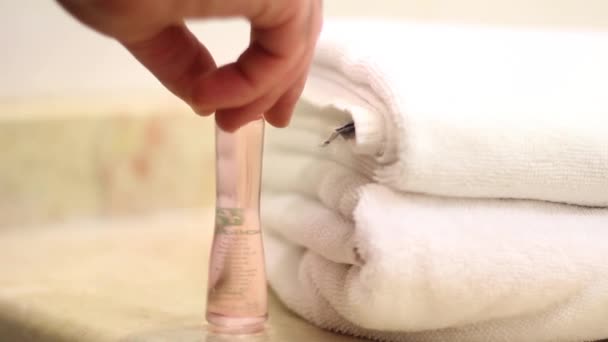 Κοντά shot της οικονόμος τοποθέτηση καθαρές πετσέτες στο μπάνιο — Αρχείο Βίντεο