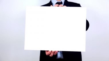 sunulması ve metin veya ürün üzerinde beyaz afişini gösterilen işadamı