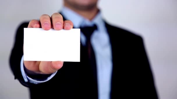 Homme d’affaires, présenter et montrant une pancarte blanche — Video