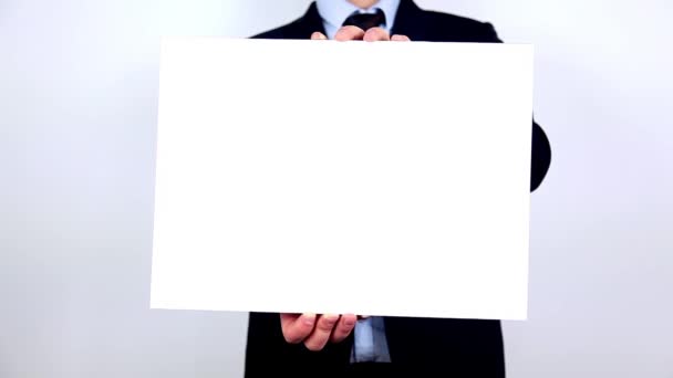 Homme d’affaires, présenter et montrer votre texte ou votre produit sur une pancarte blanche — Video
