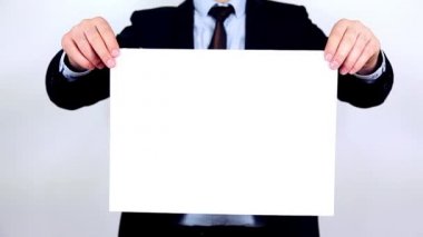 sunulması ve metin veya ürün üzerinde beyaz afişini gösterilen işadamı