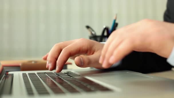 Nahaufnahme der Geschäftsmann mit Computer im Büro — Stockvideo