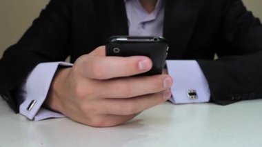 Cep telefonu kullanan iş adamı