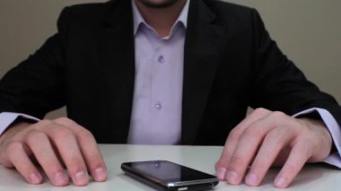 Cep telefonu kullanan iş adamı