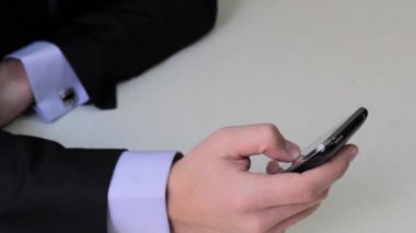 Cep telefonu kullanan iş adamı