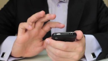 Cep telefonu kullanan iş adamı