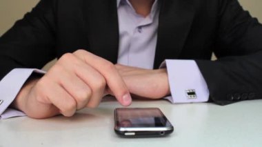 Cep telefonu kullanan iş adamı