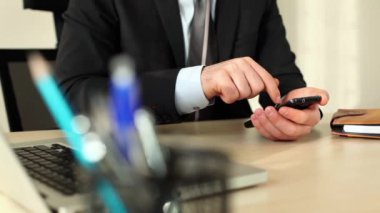 Cep telefonu kullanan iş adamı