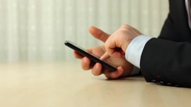 Cep telefonu kullanan iş adamı