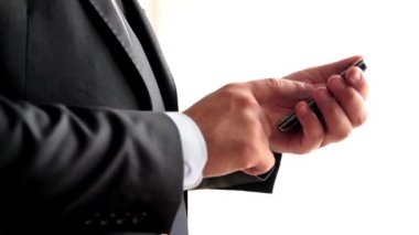 akıllı telefon kullanan iş adamı