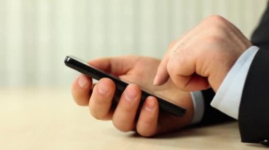 akıllı telefon kullanan iş adamı