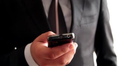 Cep telefonu kullaranarak işadamı eller