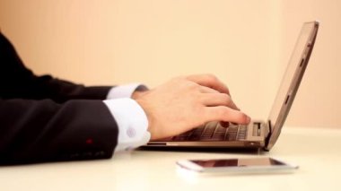 Tablet ve dizüstü kullanarak iş adamı