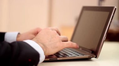 Tablet ve dizüstü kullanarak iş adamı