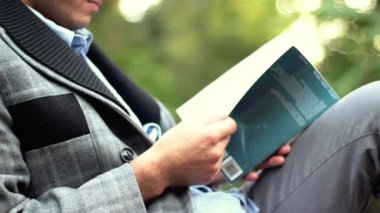 genç işadamı okuma kitabı