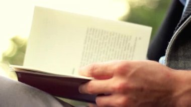 ormandaki kitap okumak