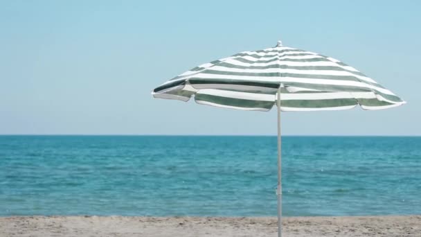 Ομπρέλες στην παραλία — Αρχείο Βίντεο