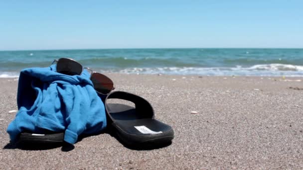 Chinelo e óculos na praia de sunyy — Vídeo de Stock