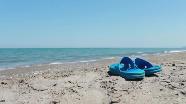 Camminando sulla spiaggia con sfondo di pantofola — Video Stock
