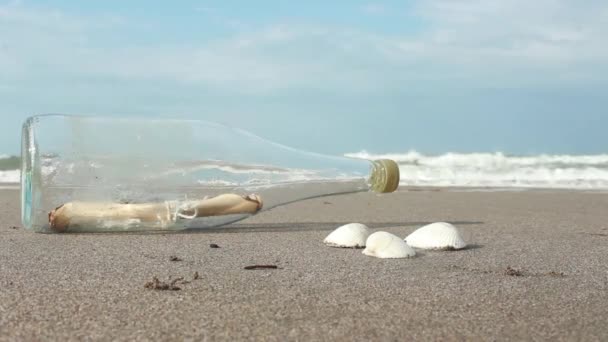 Mensaje en una botella en la playa de arena — Vídeo de stock