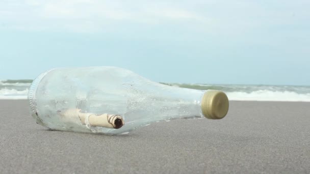 Messaggio in una bottiglia sulla spiaggia di sabbia — Video Stock