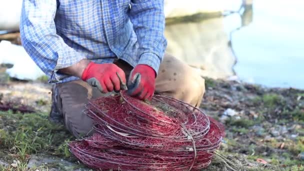 Pêcheur est réparer le filet de poisson — Video