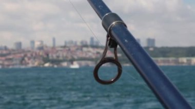 Genç fisher adam Balık tutma bosphorus Istanbul