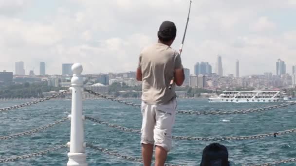 Uomo giovane pescatore pesca Bosforo Istanbul — Video Stock