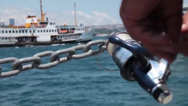 Joven pescador hombre pesca bosphorus Istanbul — Vídeos de Stock