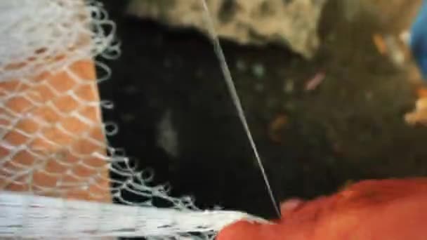 漁師はフィッシュ ネットを修復します。 — ストック動画